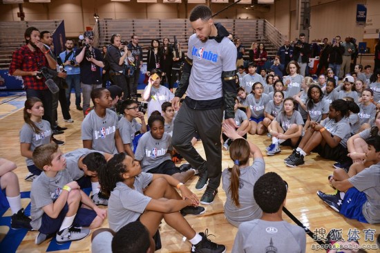 NBA明星球员携手出席慈善活动