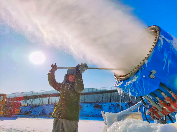 半岛体育-加拿大雪车运动员飒爽出席颁奖仪式